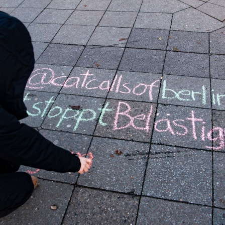 Studentin Lucie schreibt mit Kreide «@catcallsofberlin ... #stoppt Belästigung» auf einem Bürgersteig. Danach fotografiert die 21-Jährige ihr Werk und veröffentlicht es auf der Instagram-Seite «catcallsofberlin». Archivfoto