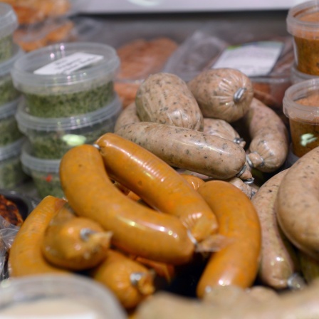 Symbolfoto: Vegane Wurstwaren liegen in einer Verkaufstheke