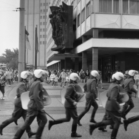 Polizisten gehen in Leipzig 1989 gehen &#034;Zusammenrottungen&#034; vor.