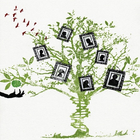 Bilder an einem Familienstammbaum, der wie eine DNA-Doppelhelix aussieht.