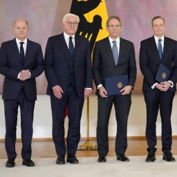 Olaf Scholz, Frank-Walter Steinmeier, Jörg Kukies, Volker Wissing, Christian Lindner, Marco Buschmann und Bettina Stark-Watzinger im Schloss Bellevue.