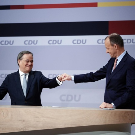 Friedrich Merz gratuliert Armin Laschet zur Wahl als Parteivorsitzendem der CDU.