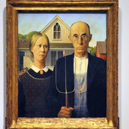 Grant Woods "American Gothic": Ein Bauernpaar vor einem Holzhaus. Ein Mann mit Brille und Mistgabel in der Hand. Daneben eine konservativ gekleidete Frau.