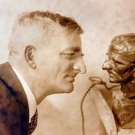 Joachim Ringelnatz mit Skulptur (ca. 1925)