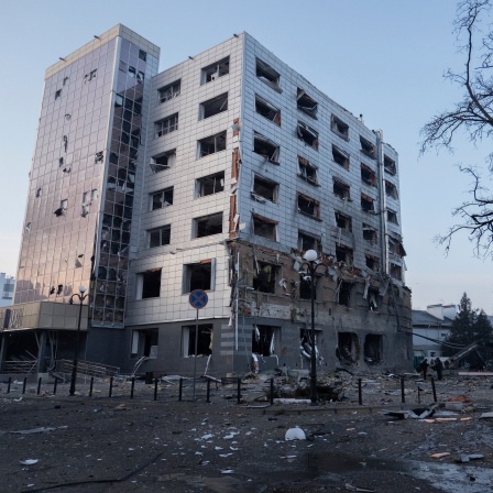 Ein zerstörtes Bürogebäude nach einem russischen Angriff, bei dem mehrere Menschen verletzt wurden.
