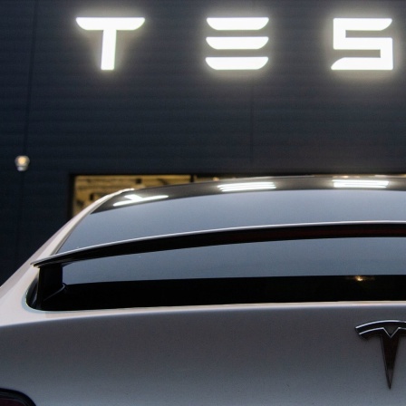 Ein Tesla Model X steht vor einem Verkaufsgeschäft und Service-Center des Herstellers für Elektrofahrzeugen, Tesla.