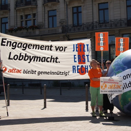Engagement vor Lobbymacht / Aktion vor der Staatskanzlei in Wiesbaden nach 333 Tagen ohne Gemeinnützigkeit