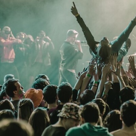 Stage-Dive bei einem Konzert