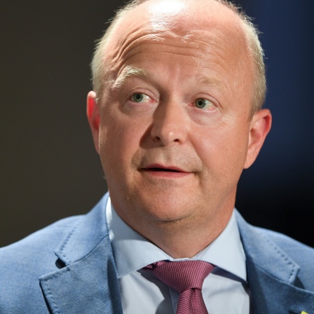 Michael Theurer, Mitglied der FDP, im Portraitfoto vor einem unscharfen Hintergrund.