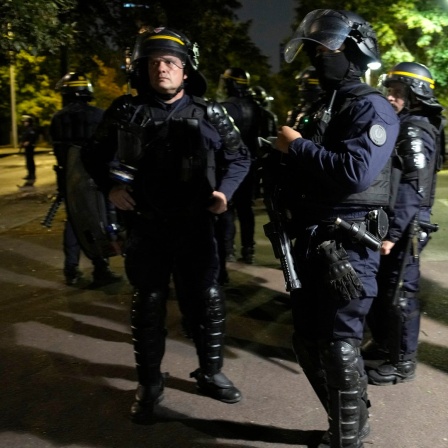 Eine Gruppe von Polizisten während Ausschreitungen in Nanterre
