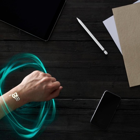 Futuristic smartwatch on wrist connecting to portable devices || Modellfreigabe vorhanden