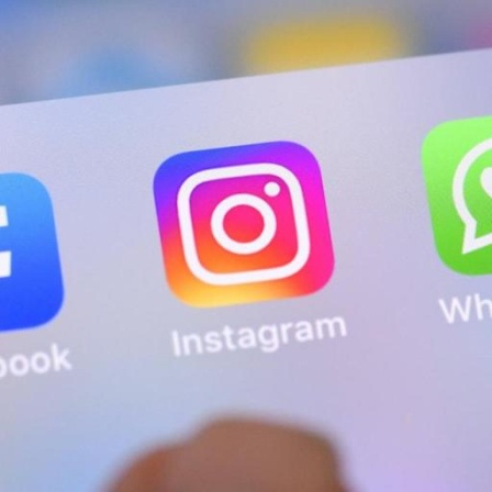 Die Facebook-Apps Facebook, Instagram und Whatsapp auf einem Smartphone Bildschirm.