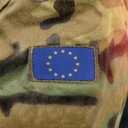Eine Europaflagge am Ärmel einer Tarnunifom.