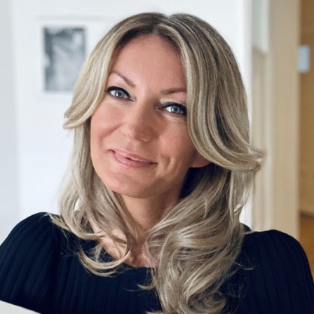 Estell Baumann, Anwältin für Familienrecht schaut lächelnd in die Kamera.