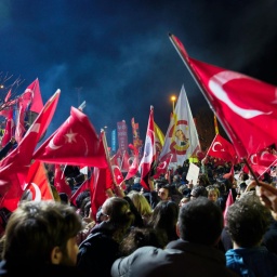 Demonstranten schwenken türkische Fahnen bei einer Demonstration in Istanbul