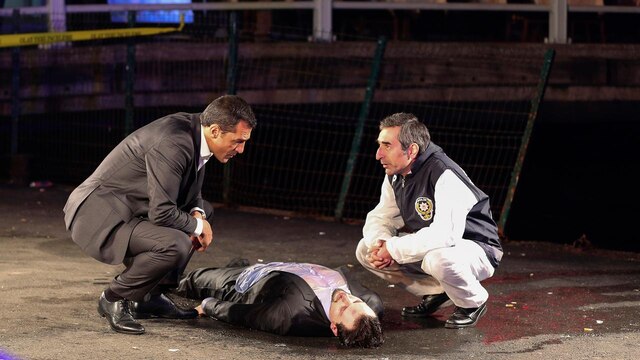 Mordkommission Istanbul: Dr. Bulut (Turgay Dogan) und Kommissar Özakin (Erol Sander) am Tatort.