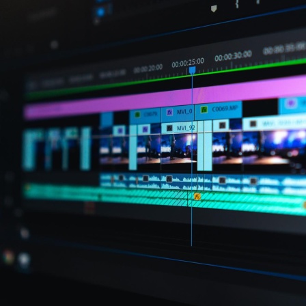 Nahaufnahme eines Computermonitors, auf dem ein Videoschnittprogramm läuft.