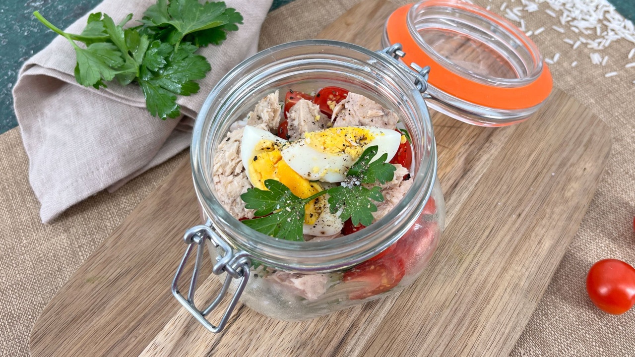 Rezept: Reissalat im Glas mit Thunfisch, Tomaten und Ei
