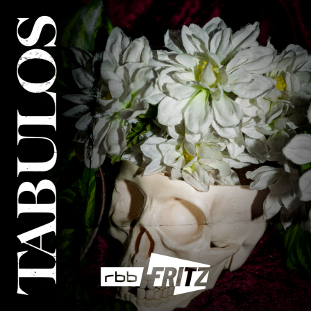Ein Bild des Podcasts "Tabulos" ist zu sehen. Ein Totenkopf aus dem weiße Blüten wachsen. (Bild: Fritz | Clara Renner)