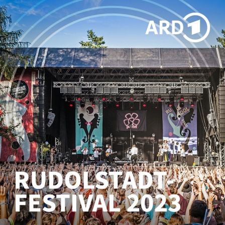 Feiernde Menschen vor einer Bühne des Rudolstadt-Festivals