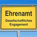 Ortseingangsschild mit der Aufschrift "Ehrenamt. Gesellschaftliches Engagement"