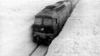 Ein Zug im meterhohen Schnee.