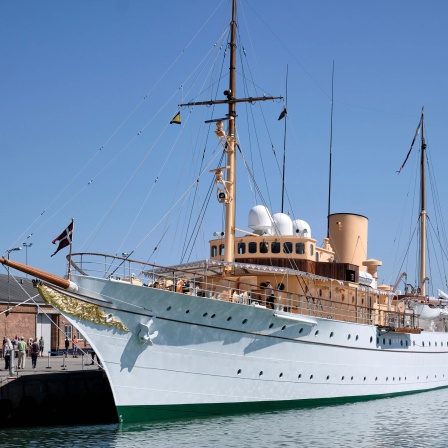 Das königliche dänische Schiff Danneborg im Hafen von Roenne