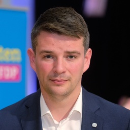 Marcus Faber steht beim Landesparteitag der FDP Sachsen-Anhalt im Saal. Die Landespartei hat ihn zum Spitzenkandidaten für die Bundestagswahl gewählt. 