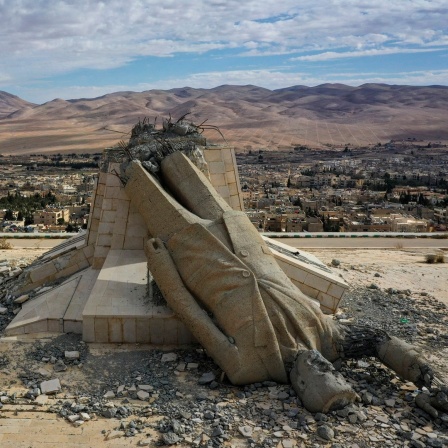 Syrien, Deir Atiyah: Eine Statue, die den verstorbenen syrischen Präsidenten Hafez Assad darstellt, und während des Aufstands, der das Assad-Regime im vergangenen Dezember stürzte, umgestürzt wurde, liegt in Trümmern auf einem Berg. 