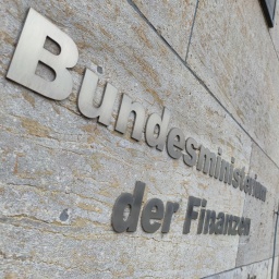 Auf einem Gebäude ist der Schriftzug "Bundesministerium der Finanzen" zu lesen.
