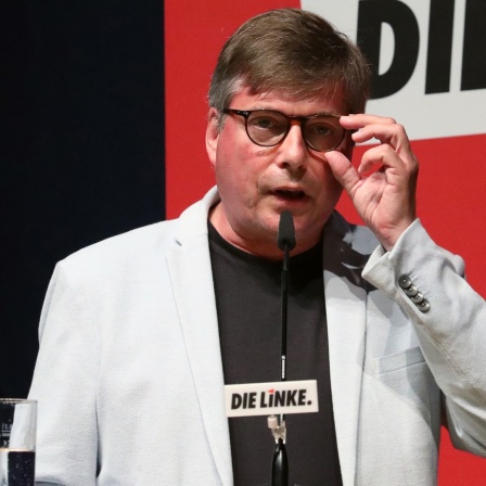 Der Linken-Politiker Torsten Koplin fasst sich an seine Brille. 