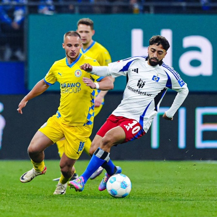 Hamburgs Immanuel Pherai und Braunschweigs Marvin Rittmüller kämpfen um den Ball