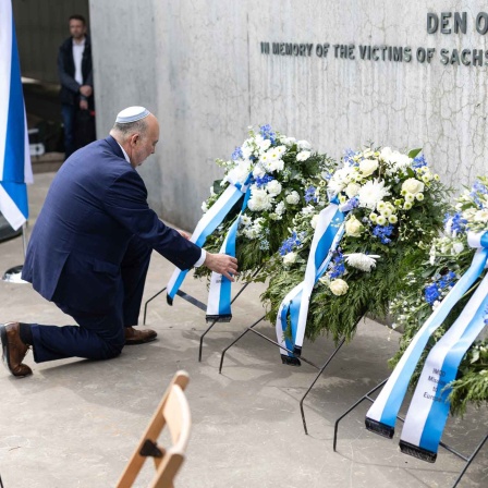 Ron Prosor, Botschafter des Staates Israel in Deutschland, bei einem feierlichen Gedenken im ehemaligen Konzentrationslager Sachsenhausen (Bild: picture alliance/dpa/Hannes P Albert)