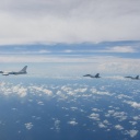 Drei Kampfflugzeuge der chinesischen Armee fliegen Übungen rund um Taiwan.