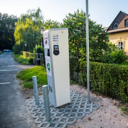 Ladesäule für Elektroautos am Kurhotel Bad Schlema 