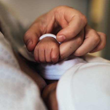 Das Beitragsbild des Dok5 "Weinen hilft dir jetzt auch nicht - Gewalt in der Geburtshilfe" zeigt die Hand eines neugeborenen Babys.