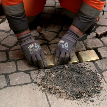 Stolpersteine werden in den Boden gesetzt in Zeitz