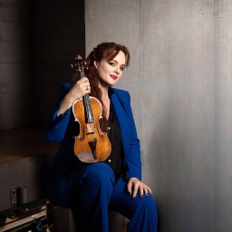 Rachel Kolly (sitzend, mit Violine auf dem Knie)