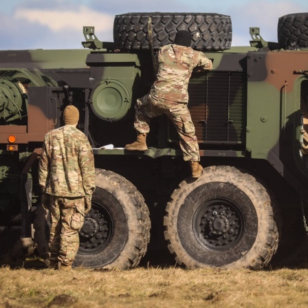 Soldaten und Militärfahrzeuge