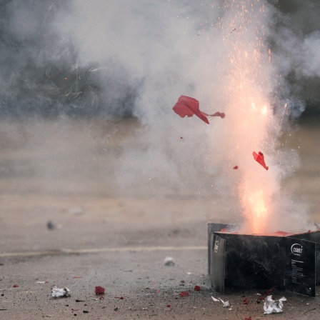 Aus einer Silvesterböller-Batterie schlagen Funken.