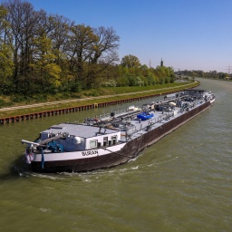 Tanker fährt im Dortmund-Ems-Kanal