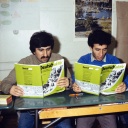 "Gastarbeiter" aus der Türkei lernen in einem Kurs der Volkshochschule in Berlin Deutsch.