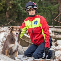 Die Hundeführerin Tamara Reiher mit ihrer Hündin Mayuma 