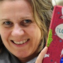 Autorin Alice Pantermüller hält eine Ausgabe ihrer Kinderbuchreihe "Lotta-Leben" in die Kamera