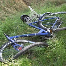 Ein zerstörtes Fahrrad liegt am Straßenrand.