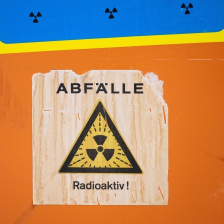 Ein Aufkleber weist im Reaktorgebäude Block 2 des Atomkraftwerks Neckarwestheim auf radioaktive Abfälle hin.