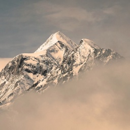 Das schneebedeckte Kitzsteinhorn ragt aus dem Nebel, aufgenommen am 30. April 2020, Kaprun, Österreich. 