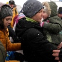 Menschen, die vor dem Krieg aus der Ukraine geflohen sind, warten am moldauischen-ukrainischen Grenzübergang in Palanca.