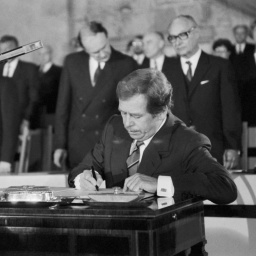 Der Schriftsteller Václav Havel bei seiner Amtseinführung als Präsident der Tschechoslowakei am 29.12.1989 in Prag.  