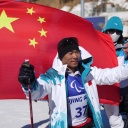 Chinas Liu Zixu feiert seine Goldmedaille im Biathlon bei den Paralympics 2022.